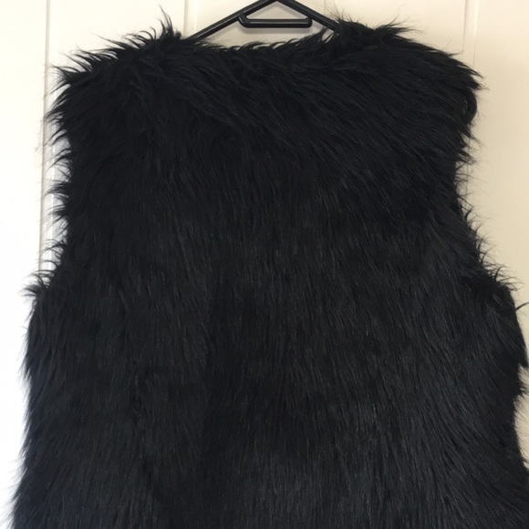 Live a Little- Ladies faux fur vest large - Picture 5 of 8